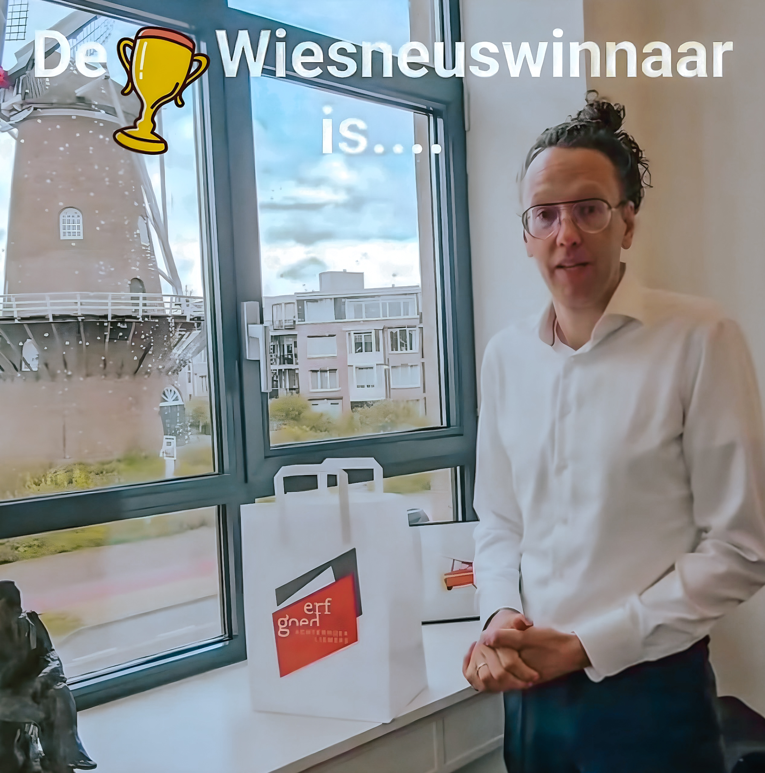 Foto van directeur Hans Berende van het ECAL. Hij trok uit de vele goede inzendingen 2 gelukkige winnaars voor Wiesneus 2025 Achterhoek