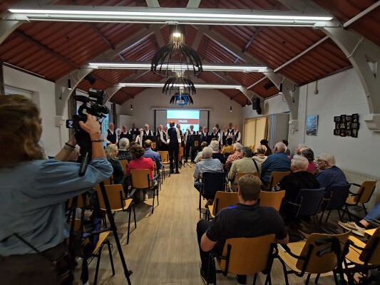 Foto van de Veluwse avond in de Jachtlaankerk met optreden van Dialect Koor Apeldoorn.