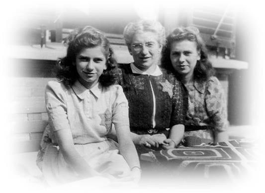 Moeder Marianne Mogendorff Zendijk links dochter Maud en rechts dochter Sonja. Zij is samen met haar man Justus in Sobibor vermoord. Maud Sonja en hun zus Jenny overleefden door onder te duiken.