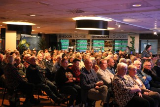 Foto van een volle zaal op De Vijverberg, gemaakt door Henk Oltvoort