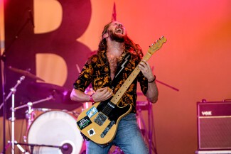 Foto van frontman Kevin Raayman van dialectrockband de Boetners. Fotograaf Marco Scheurink en Laura Jacobs