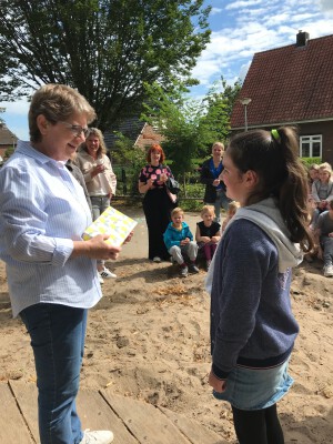 Foto van de prijswinnaar van Wiesneus Achterhoeks 2024, Kathy Geuting van basisschool De Borckeshof in Breedenbroek kreeg de Wiesneus tablet uit handen van Erfgoedcentrum directeur Femia Siero