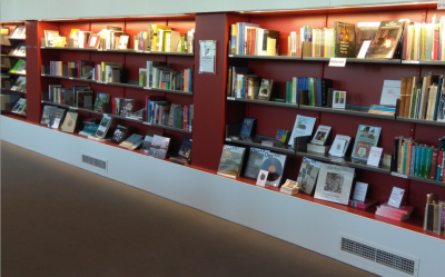 Foto van stelling met tweedehands en nieuwe boeken in de studiezaal