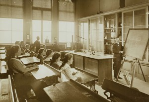 Foto van een lokaal voor natuurkundig onderwijs van de Groen van Prinstererkweekschool te Doetinchem circa 1913