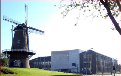 Foto van 't Brewinc gebouw met de Walmolen aan de IJsselkade te Doetinchem 