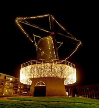 Foto van de Walmolen in Doetinchem in het donker versierd met lichtjes