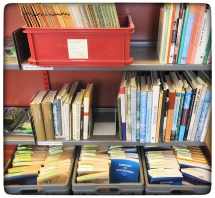 Fotoboek van de tweedehands verkoopboeken op de studiezaal