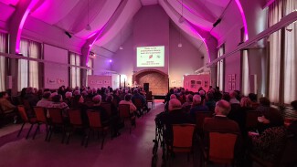 Foto van het Waeketreffen in de Koppelkerk, dit werd muzikaal ondersteund door Henry Welling.