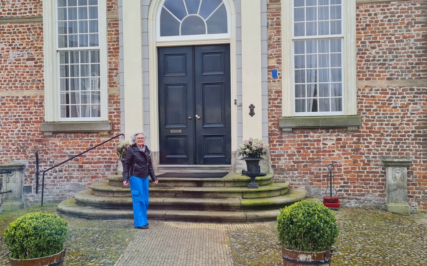 Foto van Pol Diepenveen Jansen voor kasteel Keppel