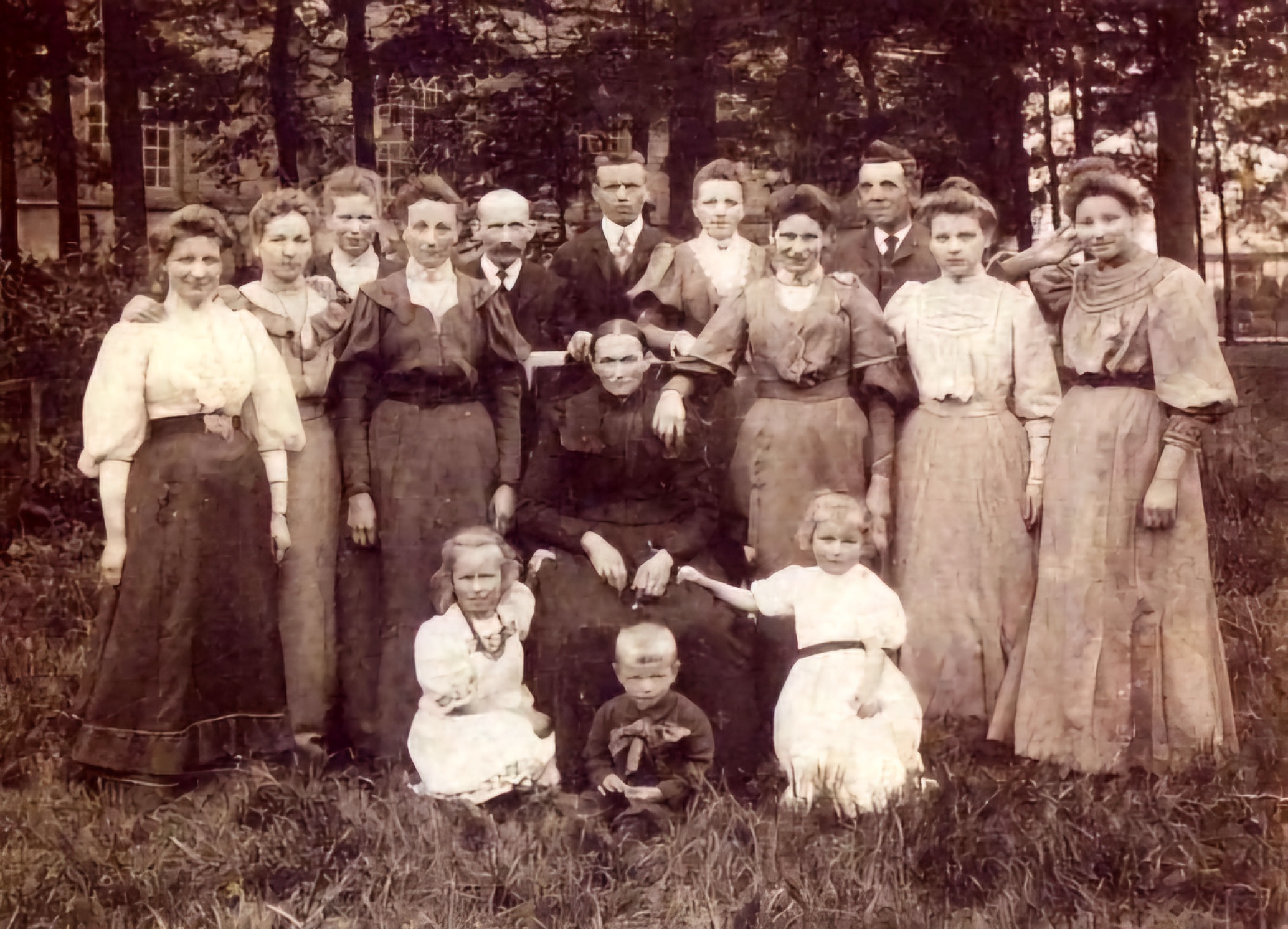 Foto van de familie Herberts voor de Rooms katholieke kerk aan de Bronkhorsterweg te Steenderen circa 1908