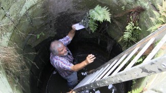 Foto van Arend Heideman in droge zomer 2022 in put uit 1575. Bron: Arend J. Heideman