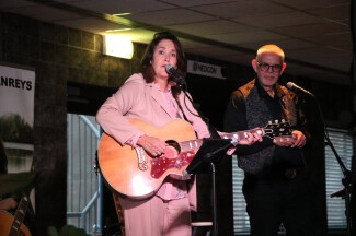 Foto van Sandra van Reys en Erwin Stolte, zij verzagen het symposium van mooie Achterhoekse liedjes. Foto gemaakt door Henk Oltvoort